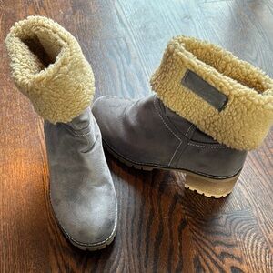 Cozy Gray Ankle Boots with Faux Fur Lining